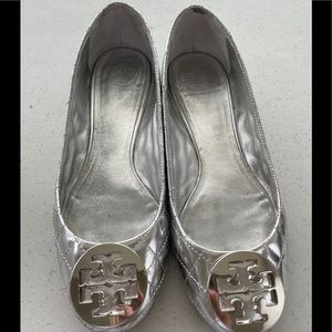 Tory Burch quilted silver flats sz 10
